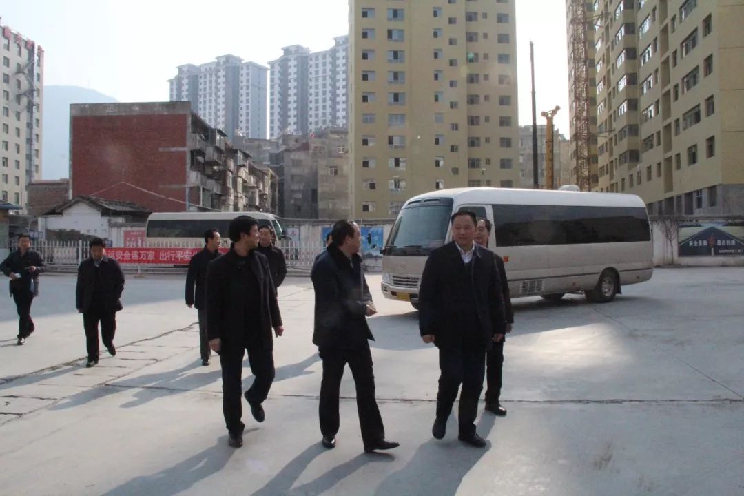 隴南市委常委、常務(wù)副市長張慶宏、副市長徐世林、市人大副主任陳榮等一行深入隴運(yùn)集團(tuán)公司武都汽車站開展春節(jié)前走訪慰問活動