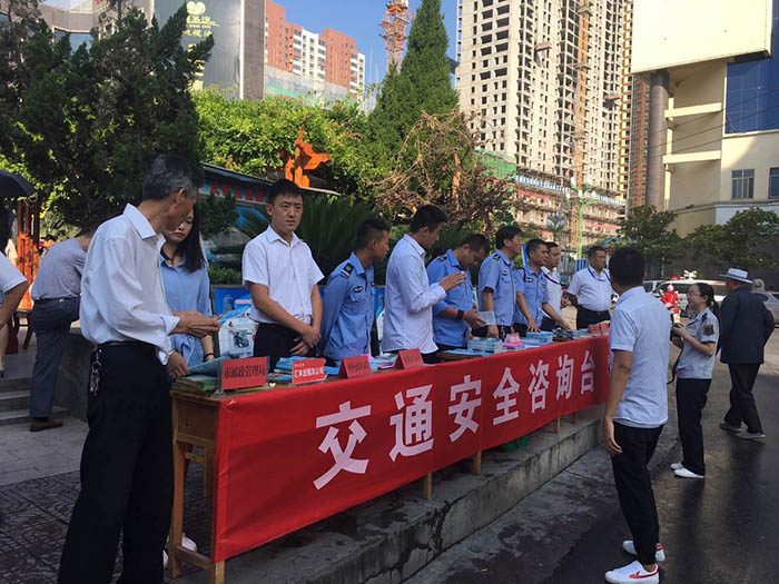參加交警安全生產月咨詢日活動