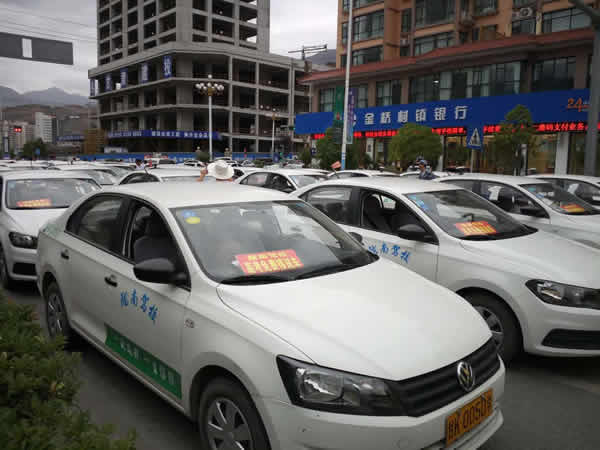 愛心送考 奉獻(xiàn)社會