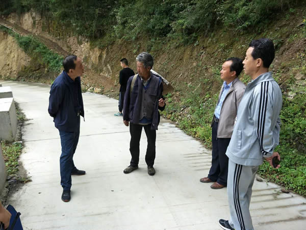 隴運(yùn)集團(tuán)公司黨委書記、董事長李寅祥同志深入琵琶鎮(zhèn)寧強(qiáng)村開展幫扶工作