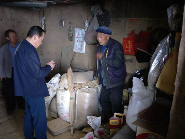 隴運(yùn)集團(tuán)公司黨委書記、董事長李寅祥同志深入琵琶鎮(zhèn)寧強(qiáng)村開展幫扶工作