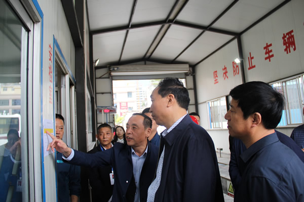 市安委辦主任、安監(jiān)局局長(zhǎng)李永宏一行到隴運(yùn)集團(tuán)公司檢查指導(dǎo)工作