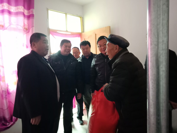 隴運(yùn)集團(tuán)公司開(kāi)展“解難題、辦實(shí)事、送溫暖”主題黨日活動(dòng)