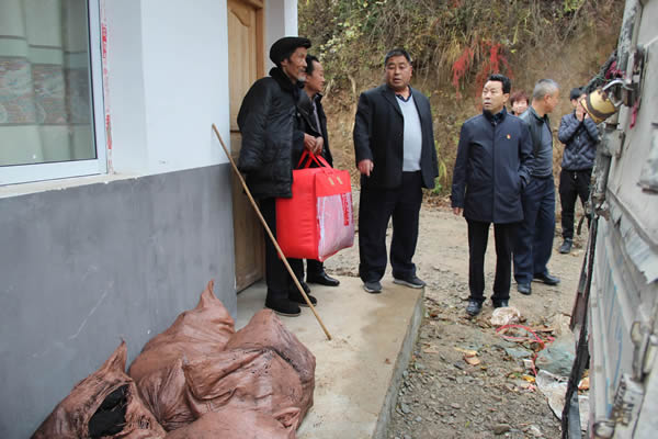 隴運(yùn)集團(tuán)公司開(kāi)展“解難題、辦實(shí)事、送溫暖”主題黨日活動(dòng)