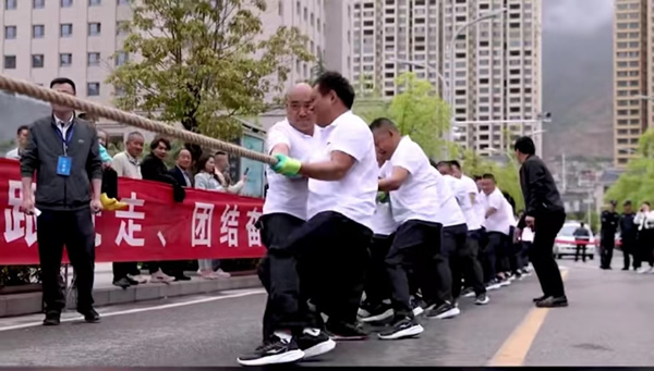 中國夢·勞動美--凝心聚魂跟黨走 團(tuán)結(jié)奮斗新征程 隴運集團(tuán)公司參加隴南市慶“五一”市直單位職工拔河比賽
